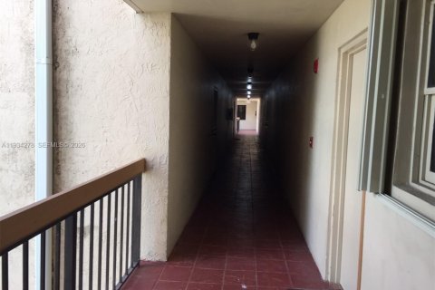 Condo in Miami, Florida, 3 bedrooms  № 1999442 - photo 18