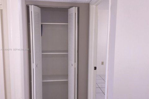 Condo in Miami, Florida, 3 bedrooms  № 1999442 - photo 15