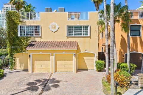 Townhouse in Fort Lauderdale, Florida 4 bedrooms, 254.09 sq.m. № 1740076 - photo 1