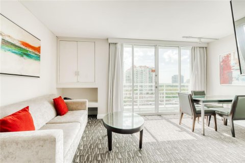 Condo in Fort Lauderdale, Florida, 1 bedroom № 2154257 - photo 2