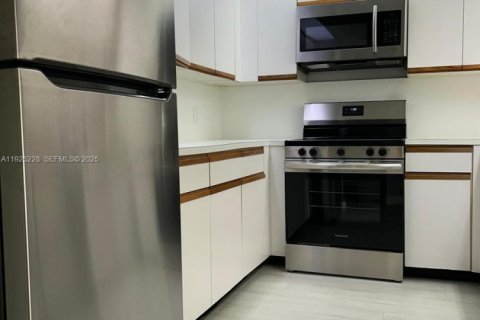 Купить кондоминиум в Пемброк-Пайнс, Флорида 1 спальня, 97.08м2, № 2055023 - фото 15