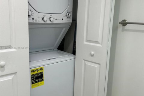 Купить кондоминиум в Пемброк-Пайнс, Флорида 1 спальня, 97.08м2, № 2055023 - фото 21