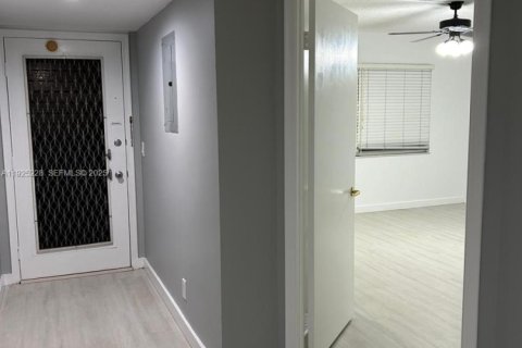 Купить кондоминиум в Пемброк-Пайнс, Флорида 1 спальня, 97.08м2, № 2055023 - фото 11