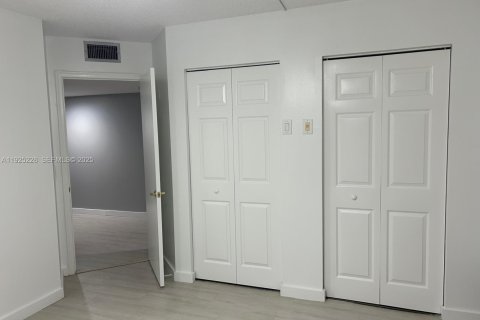 Купить кондоминиум в Пемброк-Пайнс, Флорида 1 спальня, 97.08м2, № 2055023 - фото 17