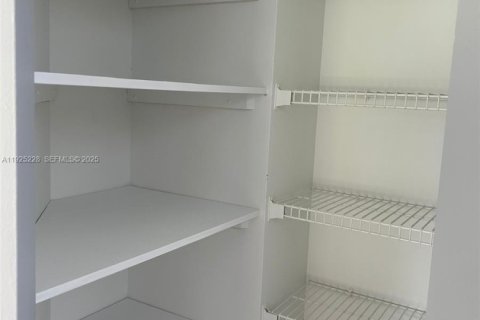 Купить кондоминиум в Пемброк-Пайнс, Флорида 1 спальня, 97.08м2, № 2055023 - фото 24