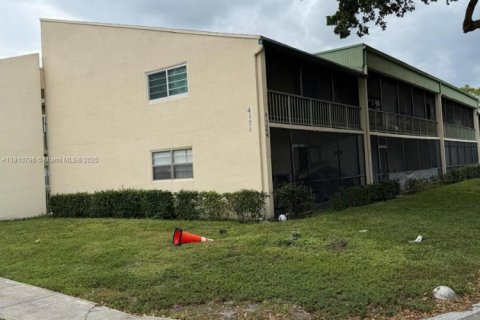 Copropriété à louer à Coral Springs, Floride: 2 chambres, 100.8 m2 № 1966014 - photo 1