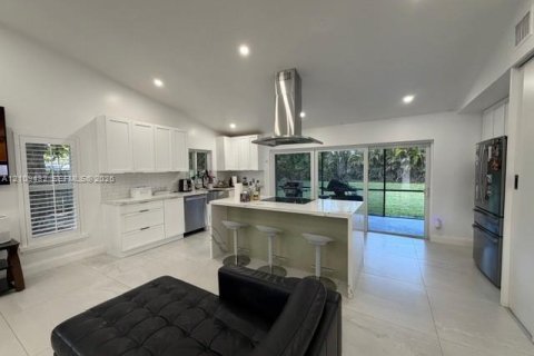 House in Coral Springs, Florida 4 bedrooms, 161.09 sq.m. № 2424829 - photo 4