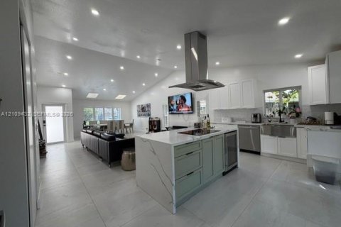 House in Coral Springs, Florida 4 bedrooms, 161.09 sq.m. № 2424829 - photo 8