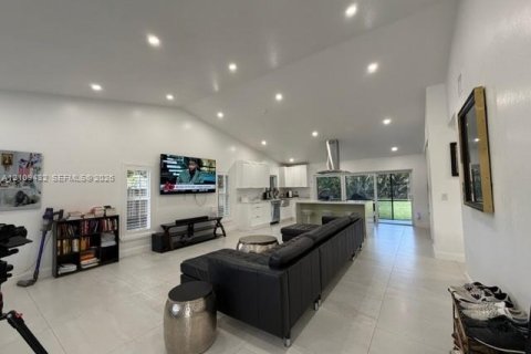 House in Coral Springs, Florida 4 bedrooms, 161.09 sq.m. № 2424829 - photo 13