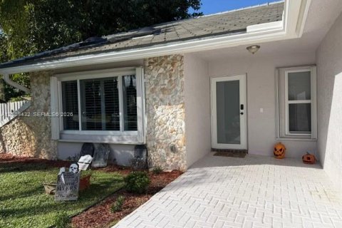 House in Coral Springs, Florida 4 bedrooms, 161.09 sq.m. № 2424829 - photo 3