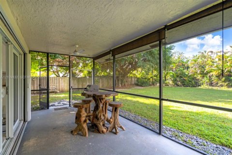 House in Coral Springs, Florida 4 bedrooms, 161.09 sq.m. № 2424829 - photo 27