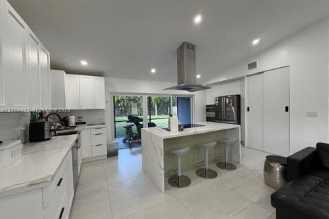 House in Coral Springs, Florida 4 bedrooms, 161.09 sq.m. № 2424829 - photo 6