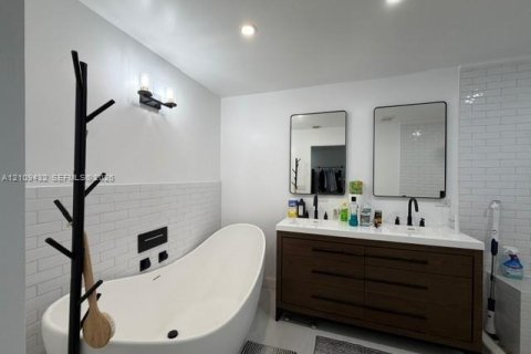 House in Coral Springs, Florida 4 bedrooms, 161.09 sq.m. № 2424829 - photo 12