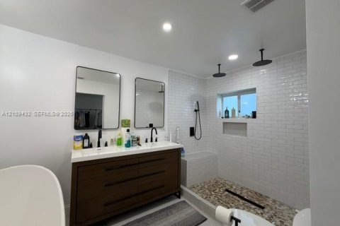 House in Coral Springs, Florida 4 bedrooms, 161.09 sq.m. № 2424829 - photo 11