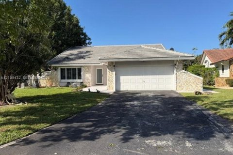 House in Coral Springs, Florida 4 bedrooms, 161.09 sq.m. № 2424829 - photo 2