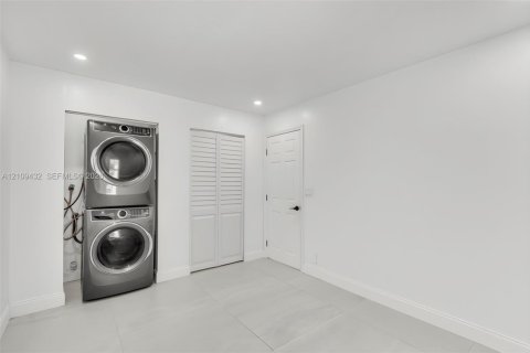 House in Coral Springs, Florida 4 bedrooms, 161.09 sq.m. № 2424829 - photo 19