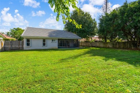 House in Coral Springs, Florida 4 bedrooms, 161.09 sq.m. № 2424829 - photo 23