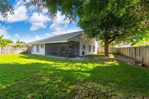 House in Coral Springs, Florida 4 bedrooms, 161.09 sq.m. № 2424829 - photo 24