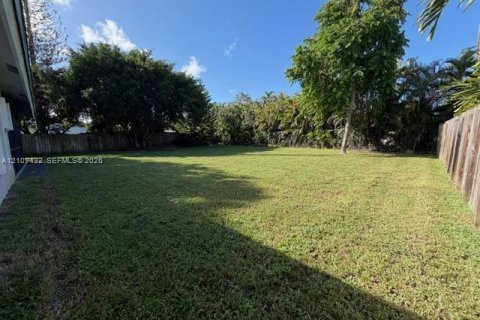 House in Coral Springs, Florida 4 bedrooms, 161.09 sq.m. № 2424829 - photo 16