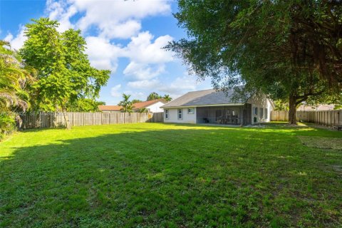House in Coral Springs, Florida 4 bedrooms, 161.09 sq.m. № 2424829 - photo 25