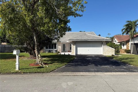 House in Coral Springs, Florida 4 bedrooms, 161.09 sq.m. № 2424829