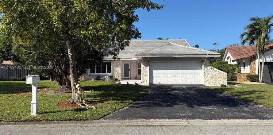 House in Coral Springs, Florida 4 bedrooms, 161.09 sq.m. № 2424829