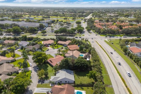House in Coral Springs, Florida 4 bedrooms, 161.09 sq.m. № 2424829 - photo 30