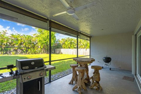 House in Coral Springs, Florida 4 bedrooms, 161.09 sq.m. № 2424829 - photo 26