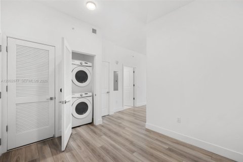 Снять в аренду квартиру в Халландейл-Бич, Флорида 1 спальня, 79.8м2, № 2066292 - фото 10