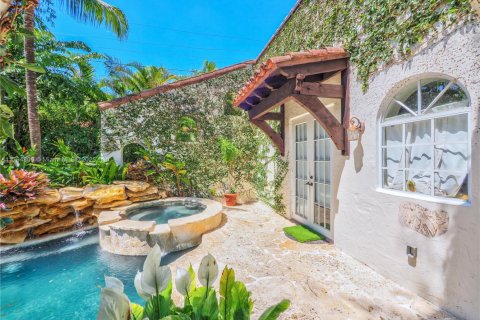 House in Coral Gables, Florida 5 bedrooms, 244.24 sq.m. № 1740133 - photo 12