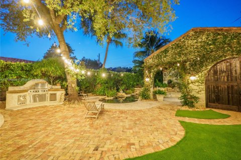 House in Coral Gables, Florida 5 bedrooms, 244.24 sq.m. № 1740133 - photo 22