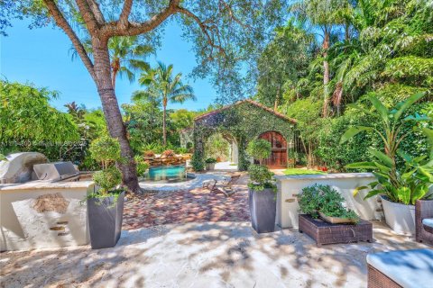 House in Coral Gables, Florida 5 bedrooms, 244.24 sq.m. № 1740133 - photo 20
