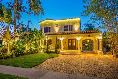 House in Coral Gables, Florida 5 bedrooms, 244.24 sq.m. № 1740133 - photo 1