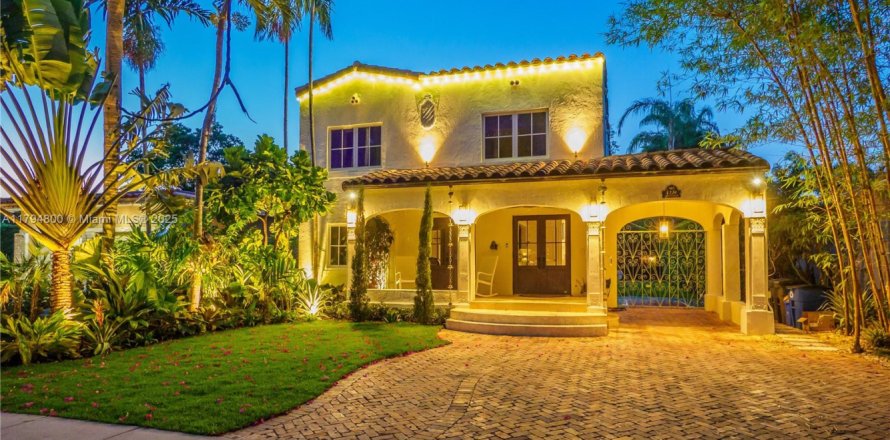 House in Coral Gables, Florida 5 bedrooms, 244.24 sq.m. № 1740133