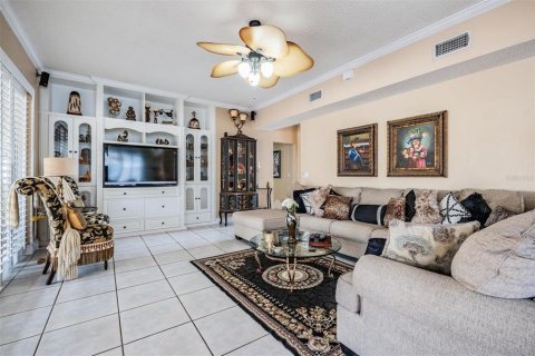 House in Tampa, Florida 5 bedrooms, 305.83 sq.m. № 1637254 - photo 9