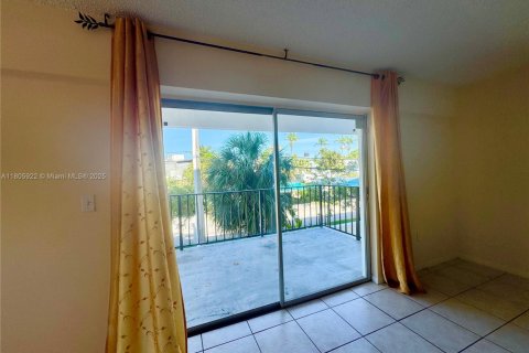 Condominio en alquiler en North Miami Beach, Florida, 2 dormitorios, 110.55 m2 № 1739581 - foto 6