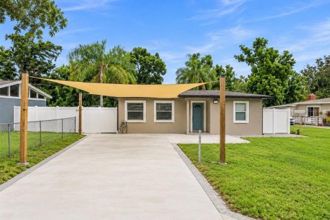 House in Tampa, Florida 3 bedrooms, 110.09 sq.m. № 2359219