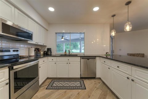 House in LaBelle, Florida 3 bedrooms, 254.46 sq.m. № 2062360 - photo 8