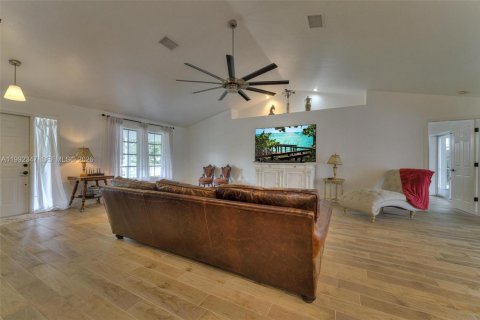 House in LaBelle, Florida 3 bedrooms, 254.46 sq.m. № 2062360 - photo 5