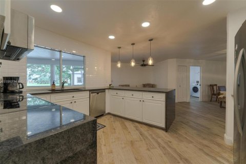 House in LaBelle, Florida 3 bedrooms, 254.46 sq.m. № 2062360 - photo 7