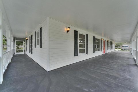 House in LaBelle, Florida 3 bedrooms, 254.46 sq.m. № 2062360 - photo 27