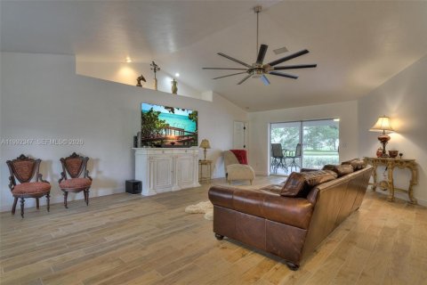 House in LaBelle, Florida 3 bedrooms, 254.46 sq.m. № 2062360 - photo 4