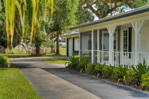 House in LaBelle, Florida 3 bedrooms, 254.46 sq.m. № 2062360 - photo 29