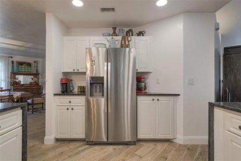 House in LaBelle, Florida 3 bedrooms, 254.46 sq.m. № 2062360 - photo 9