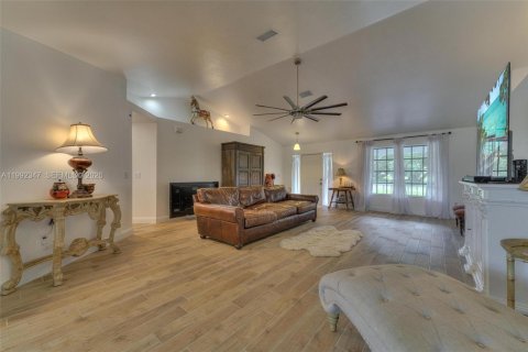 House in LaBelle, Florida 3 bedrooms, 254.46 sq.m. № 2062360 - photo 6