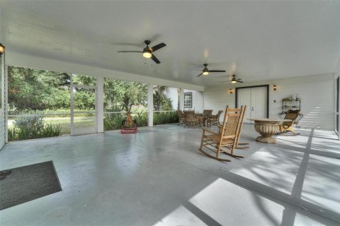 House in LaBelle, Florida 3 bedrooms, 254.46 sq.m. № 2062360 - photo 24