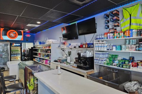 Commercial property in Miami, Florida № 1692929 - photo 1