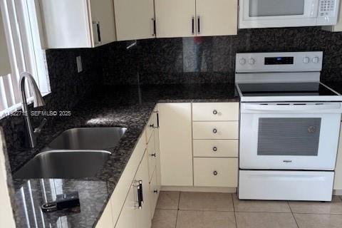 Кондоминиум с 2 спальнями в Корал-Спрингс, Флорида № 1976517