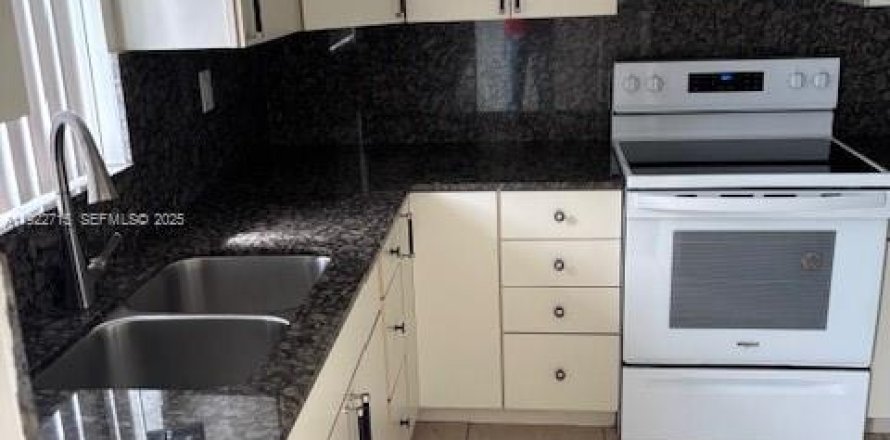 Кондоминиум с 2 спальнями в Корал-Спрингс, Флорида № 1976517