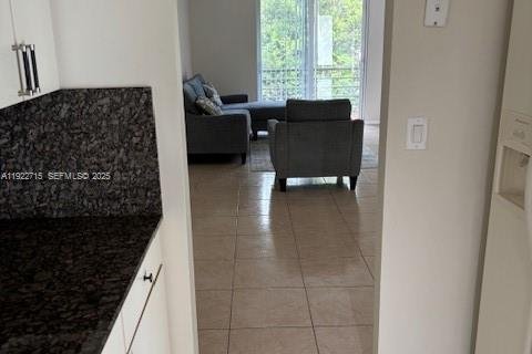 Снять в аренду кондоминиум в Корал-Спрингс, Флорида 2 спальни, 87.05м2, № 1976517 - фото 2